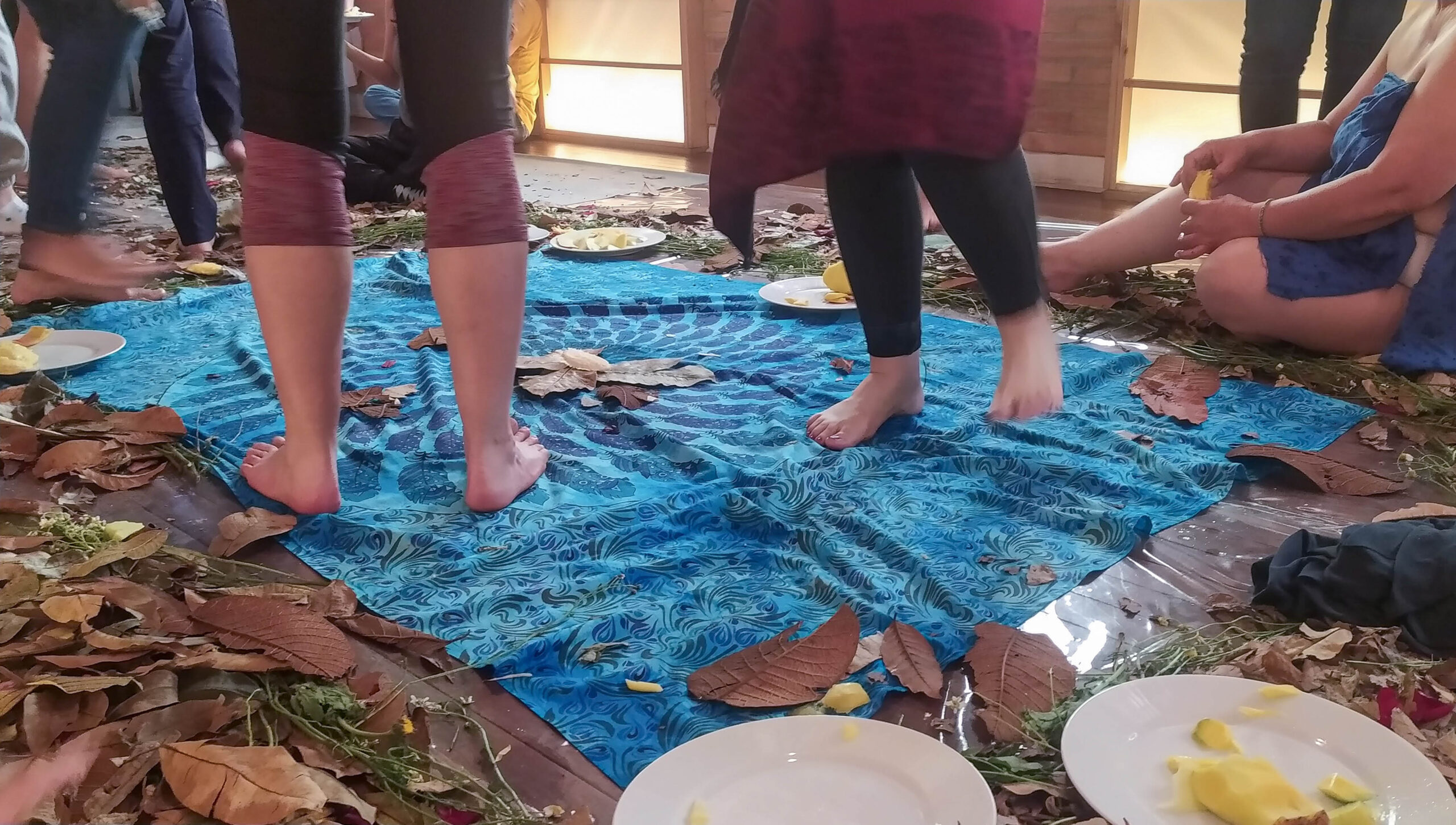 TALLER PROCESUAL DE PRÁCTICA TEATRAL Y GESTO ESCÉNICO. DE LA EXPERIENCIA MIGRATORIA A LA CREACIÓN COLECTIVA.